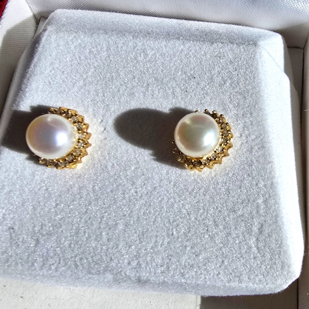 Elegant Gold and Pearl Earrings